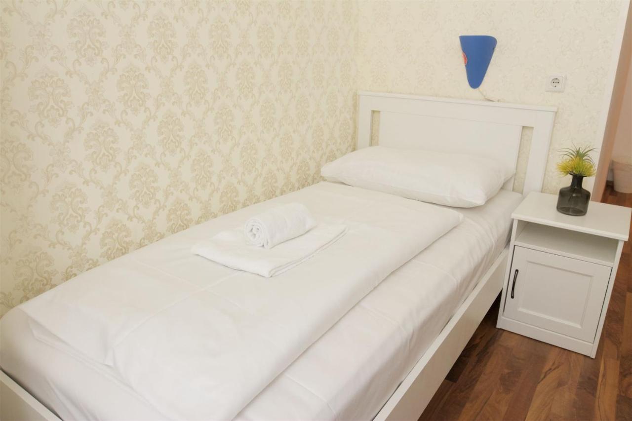 Hotel Pension Arpi Vienna Exterior photo