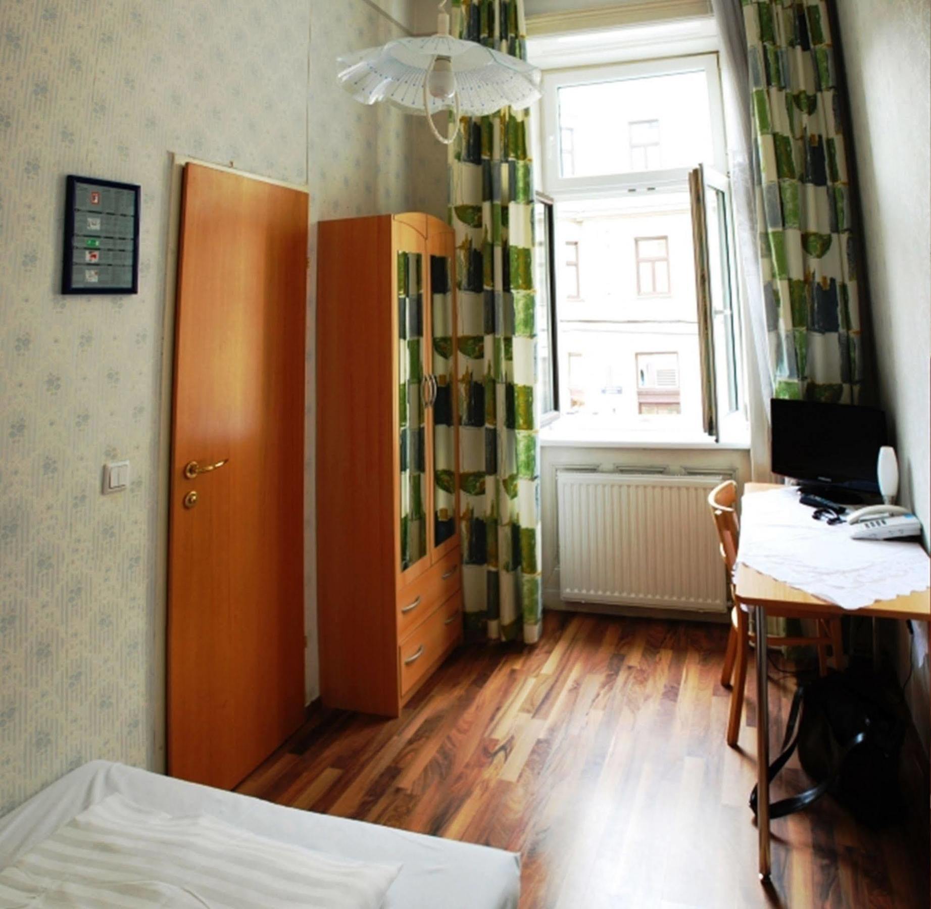 Hotel Pension Arpi Vienna Exterior photo